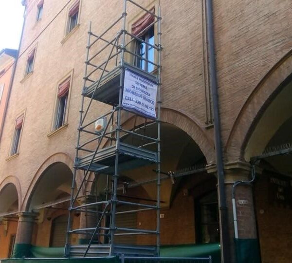 Ponteggio con cartellone Morello Impianti