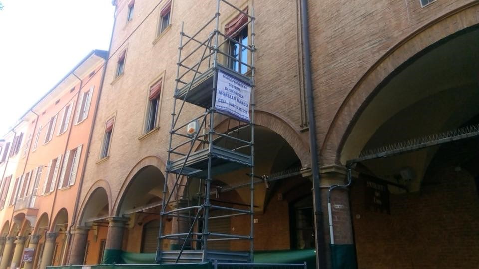 Ponteggio con cartellone Morello Impianti